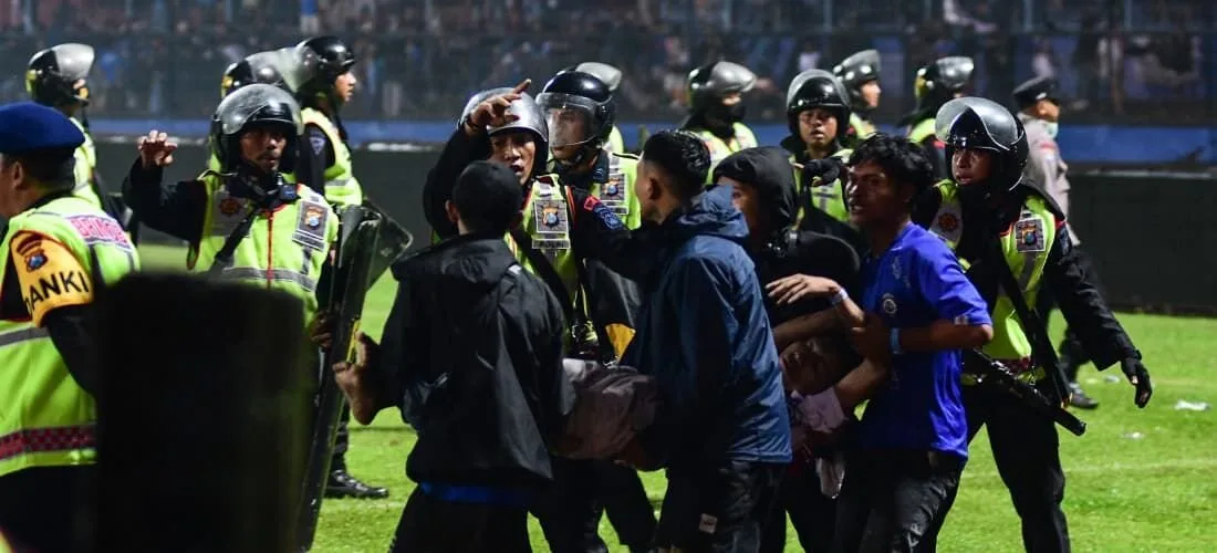 Seis pessoas são acusadas de negligência por tragédia em estádio na Indonésia