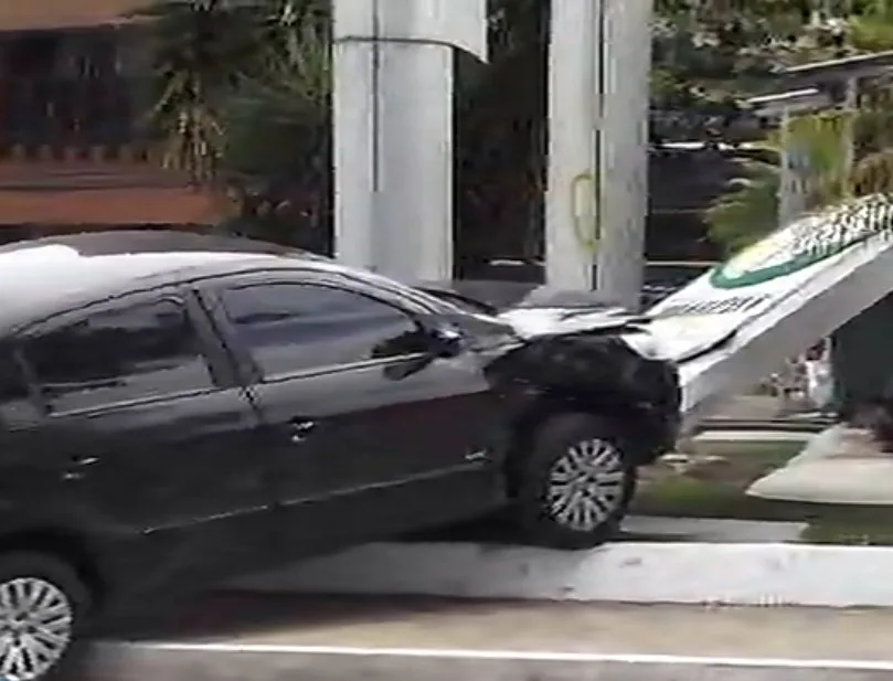 Motorista perde controle de veículo e invade posto de gasolina na Praia do Canto