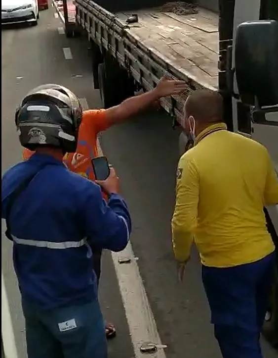 VIDEO I Após morte de motociclista, caminhoneiro leva socos da população na Serra