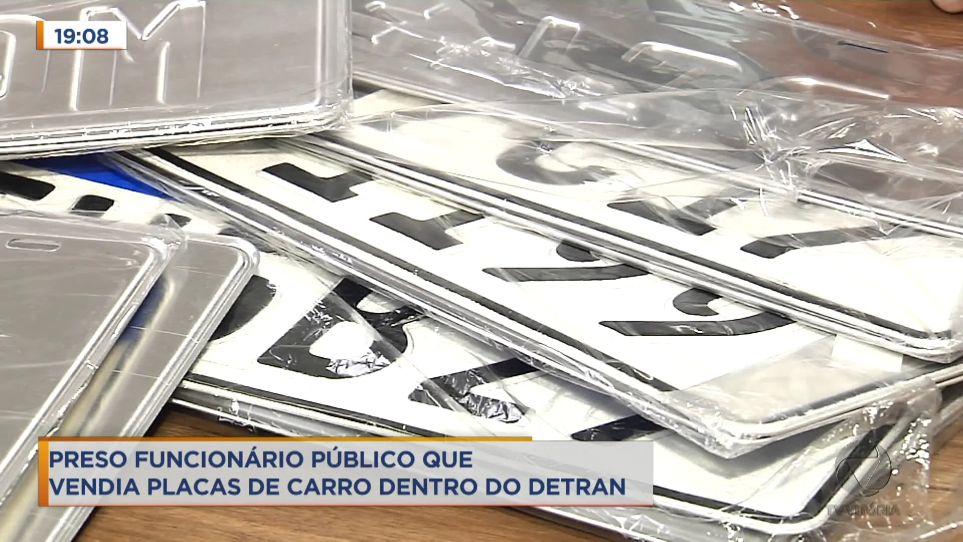 Preso funcionário público que vendia placas de carro dentro do Detran