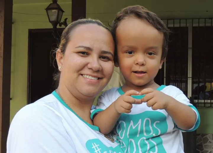 Criança capixaba com nanismo consegue remédio na Justiça para tratamento milionário