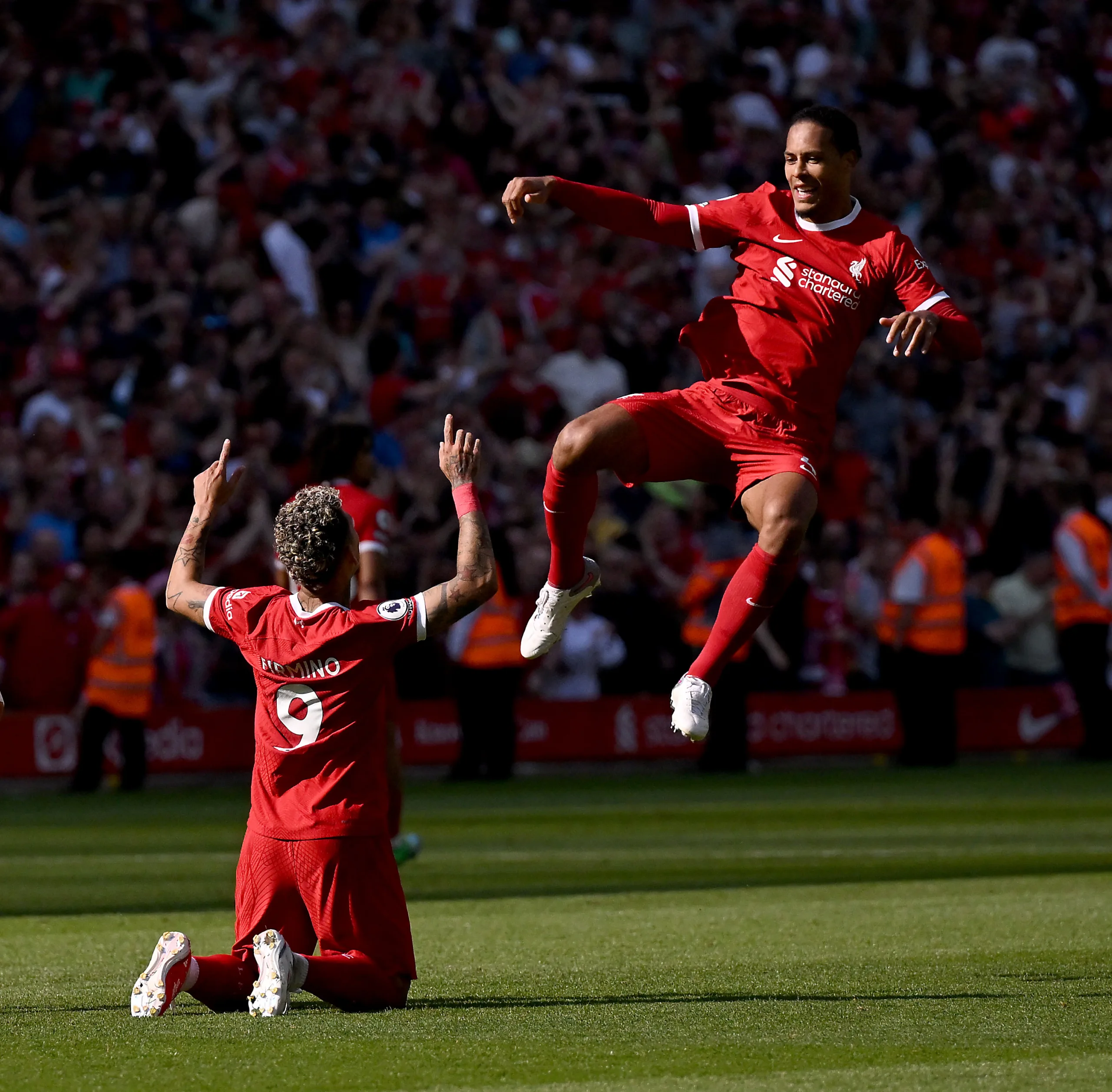 Homenageado, Firmino marca em despedida de Anfield, mas Liverpool tropeça e fica longe do G4