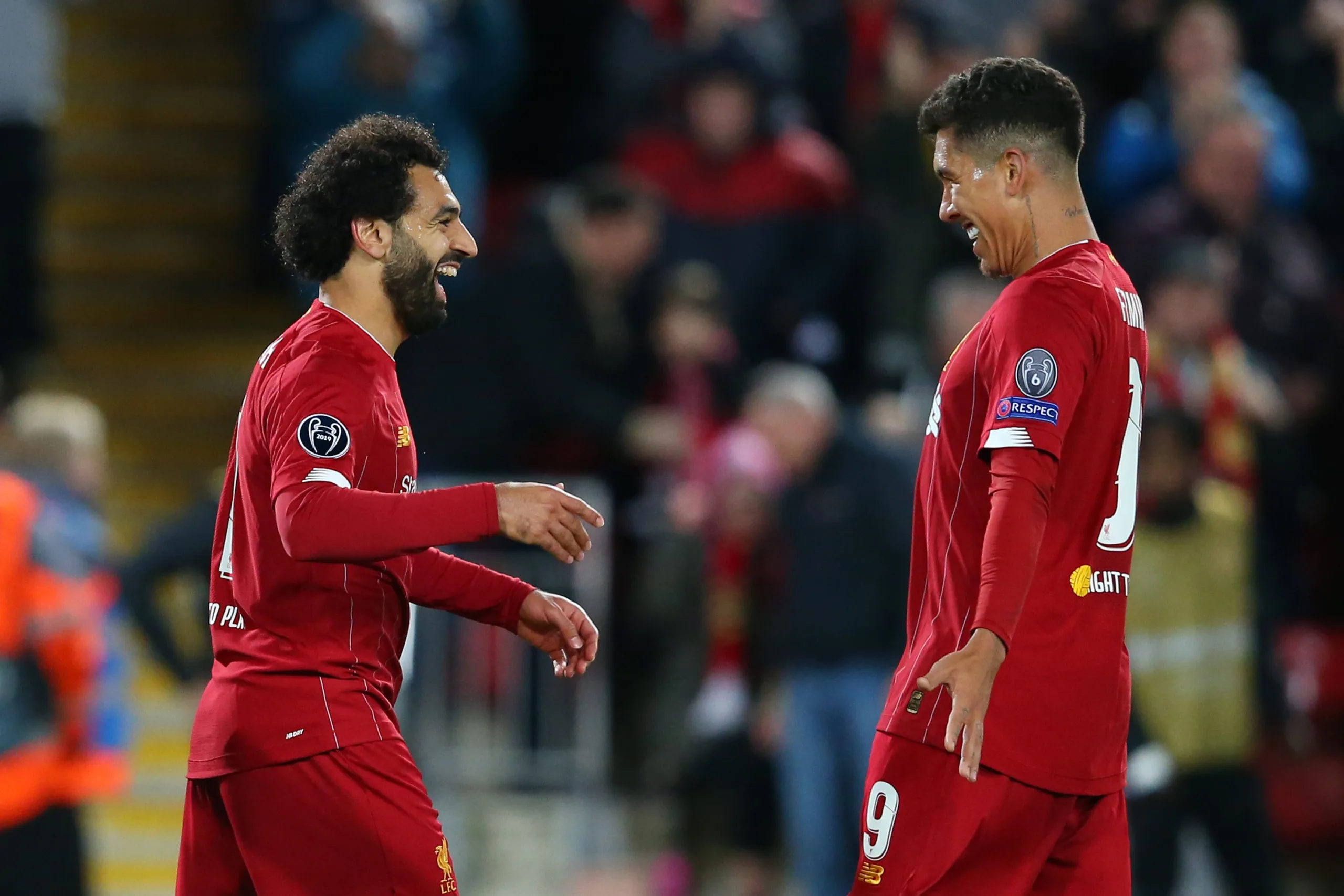 Liverpool leva 3 gols e toma susto em casa, mas bate Salzburg em jogo espetacular