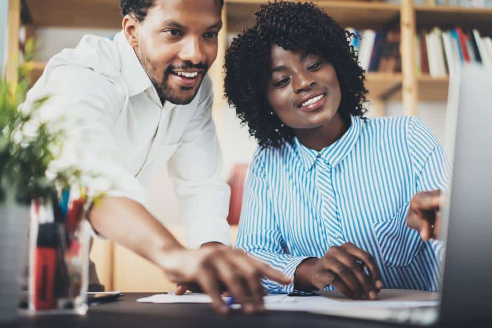 Grandes empresas oferecem programas de capacitação para negros