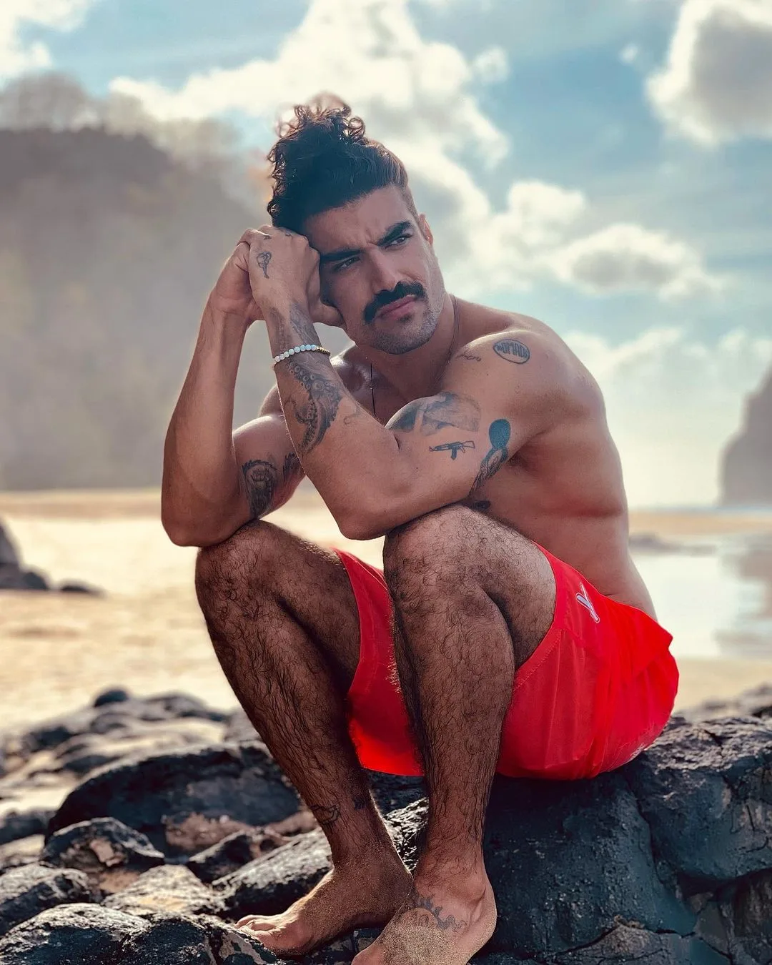 Caio Castro fica pelado e foto de bumbum avantajado leva fãs à loucura