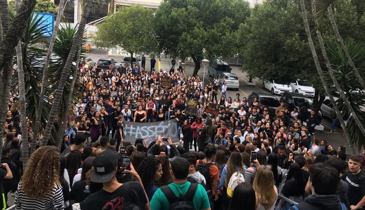 Alunos de universidade fazem protesto após denúncia de assédio; instituição afasta suspeito