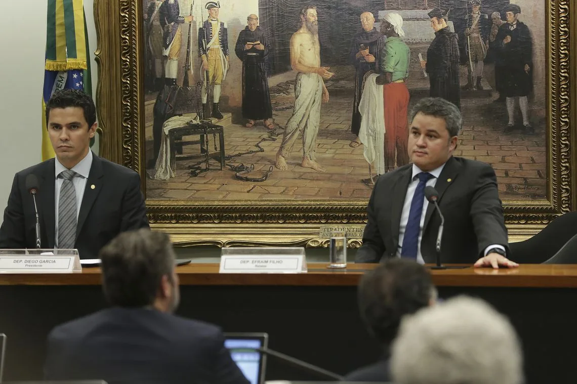 O presidente da comissão, deputado Diego Garcia e o relator, deputado Efraim Filho durante comissão especial sobre a PEC que extingue o Foro Privilegiado.