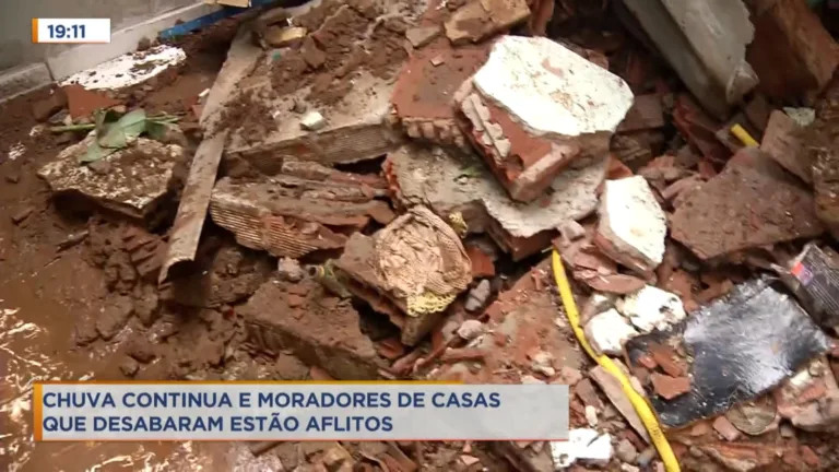 Moradores de casas que desabaram estão aflitos porque as chuvas continuam