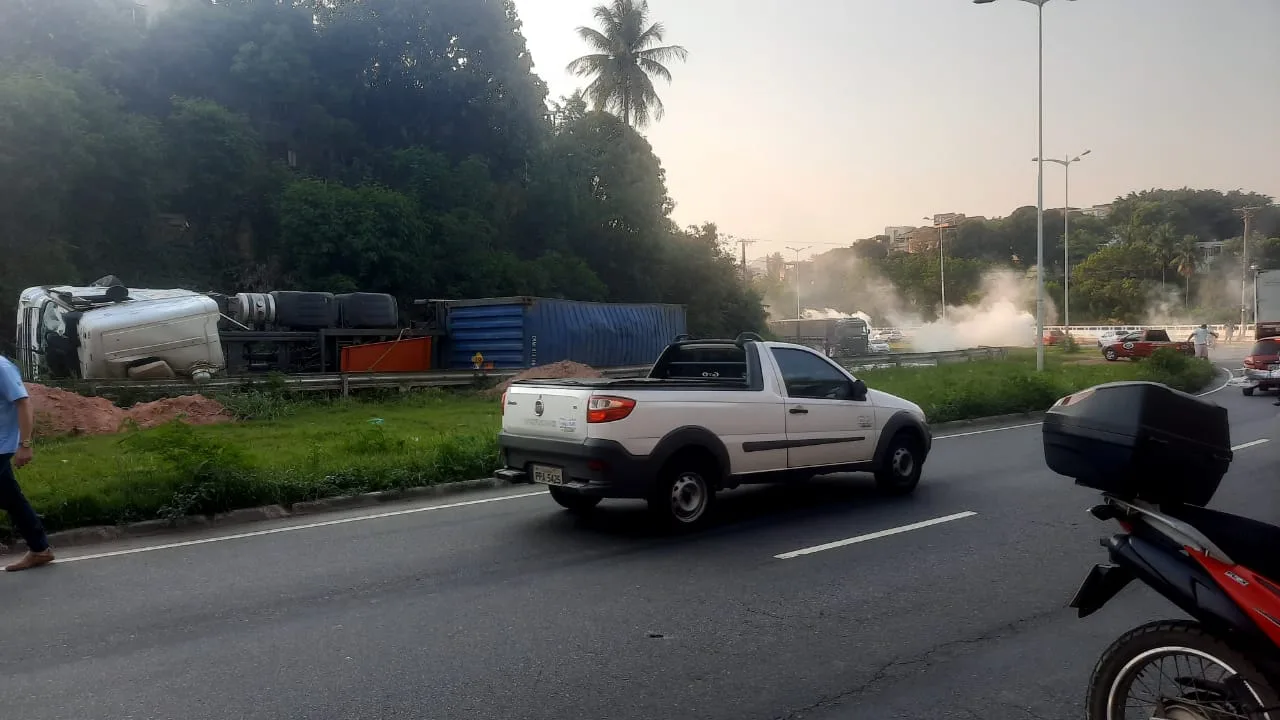 Carreta carregada com produto químico tomba e interdita Rodovia Leste Oeste em Cariacica