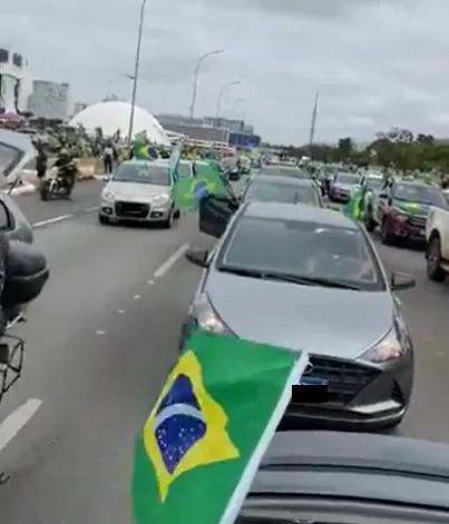 Bolsonaristas pedem intervenção militar em manifestação na Esplanada