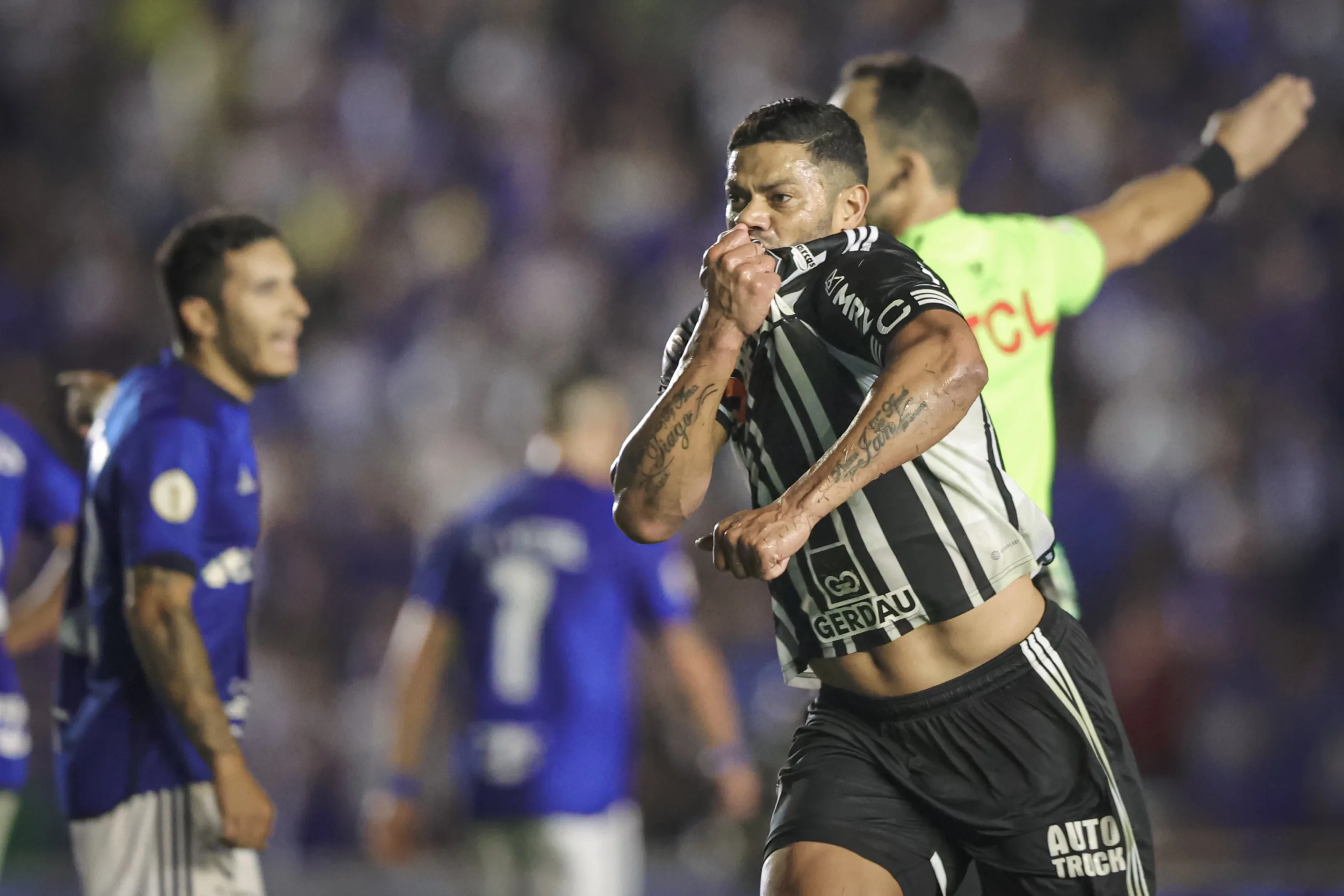 Hulk marca de falta e Atlético-MG vence clássico com o Cruzeiro no Brasileiro