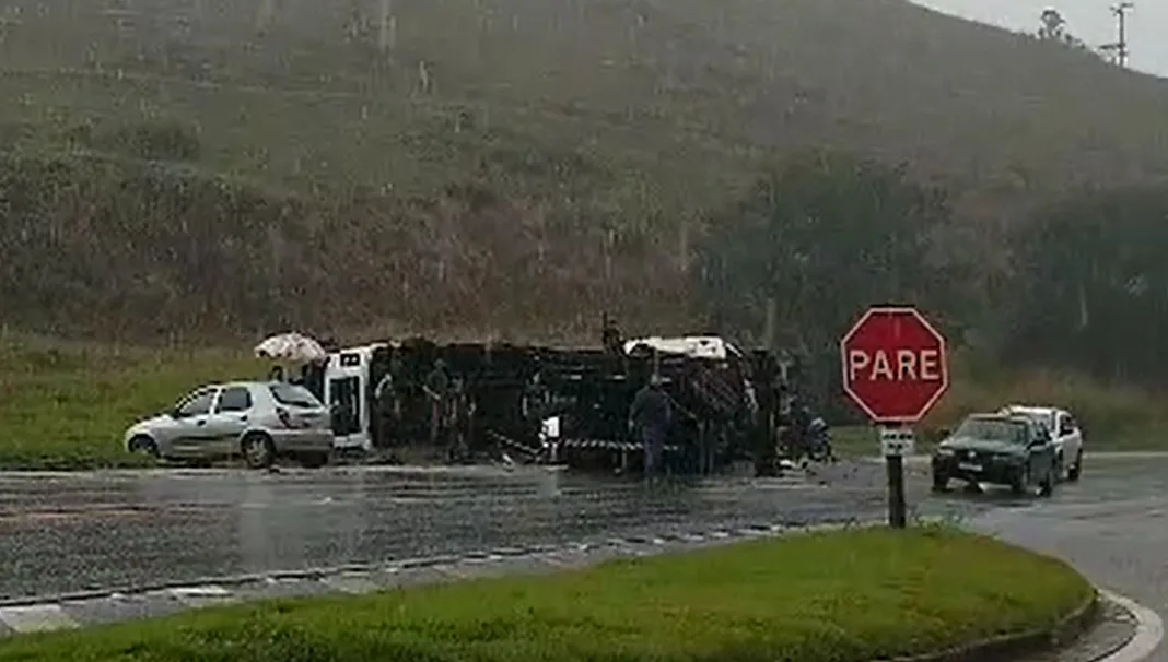 Motorista morre em acidente entre caminhões no Sul do ES