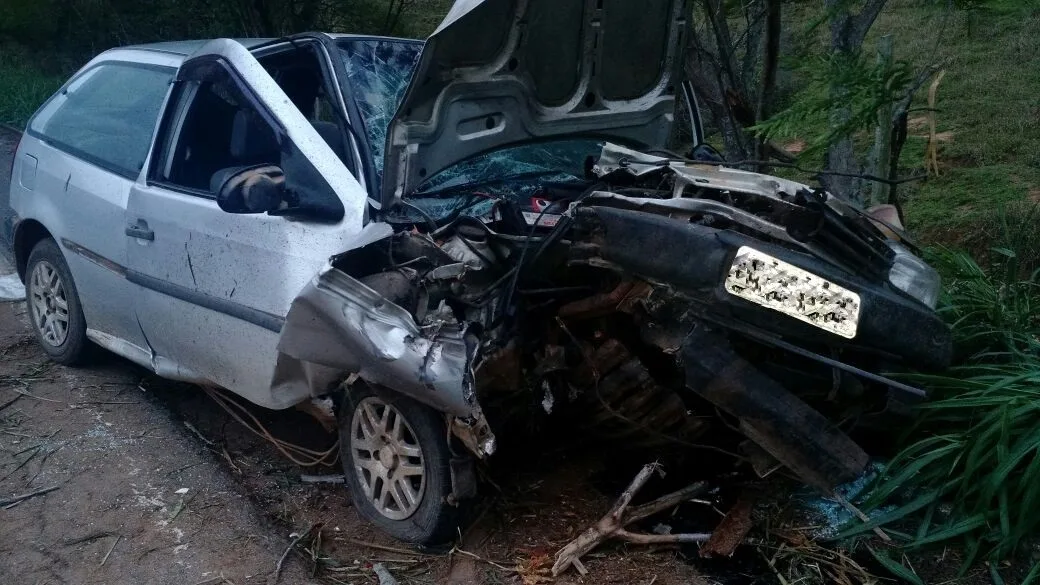 Motorista fica ferido após bater em árvore na Rodovia ES 484 em Bom Jesus do Norte