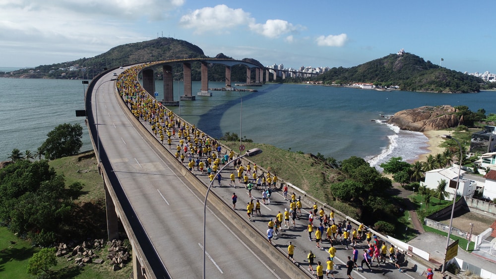 Passagem dos milhares de corredores pela Terceira Ponte é um dos atrativos da prova