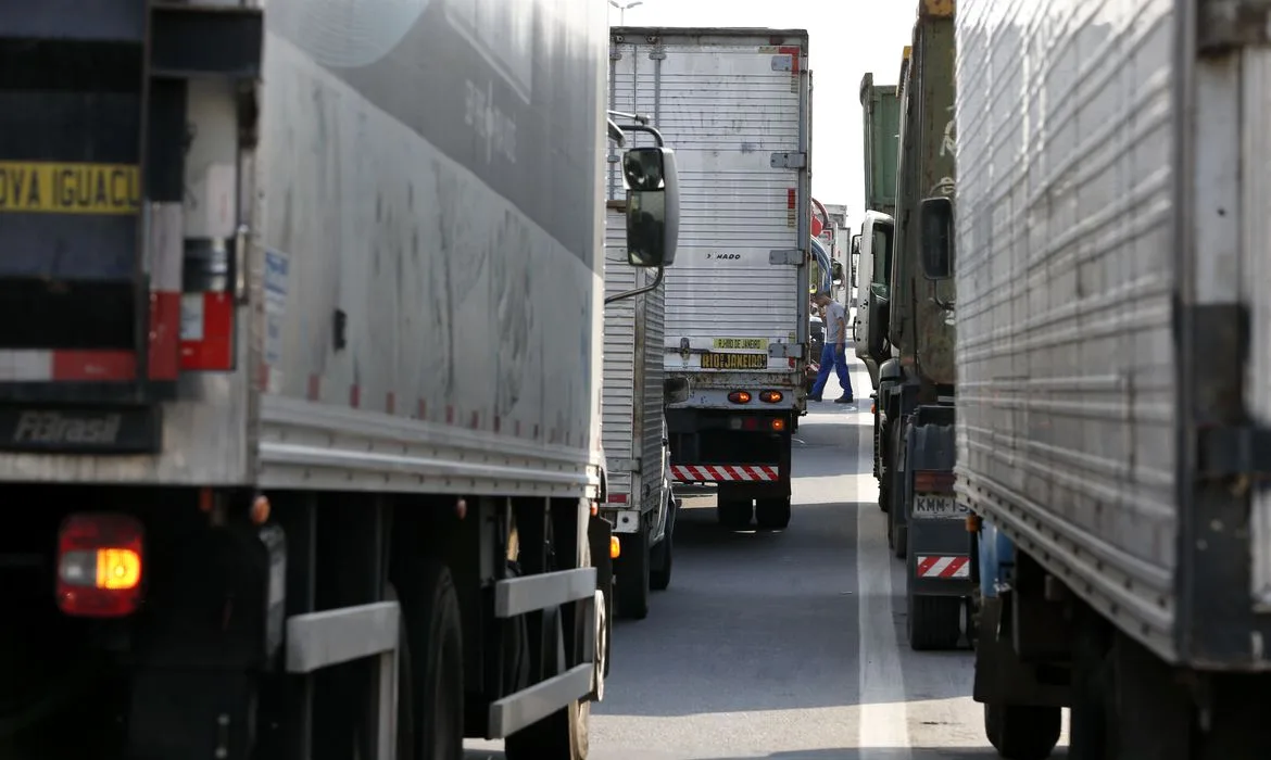 Paralização de caminhoneiros na Rodovia Presidente Dutra.