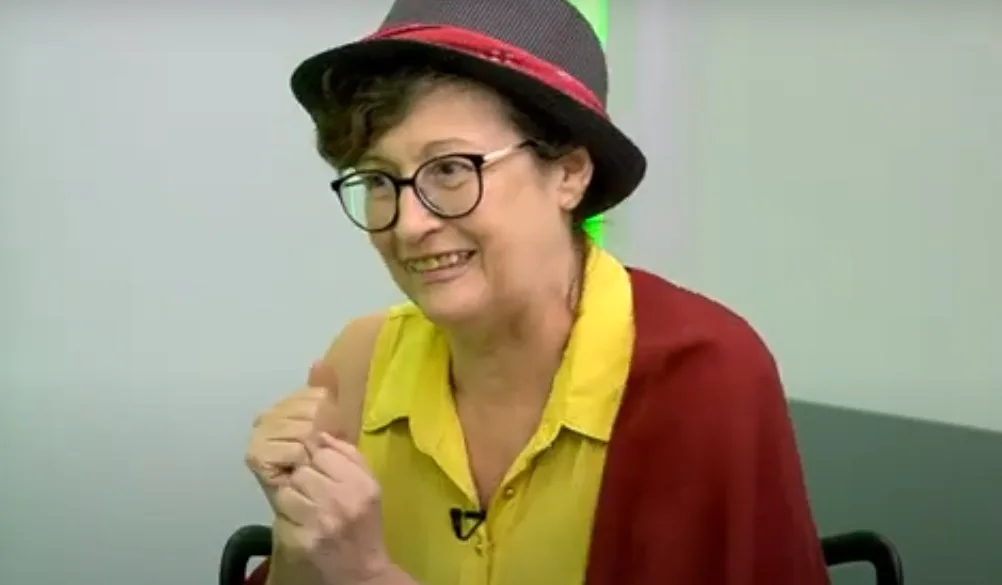 Professora se aventura no cinema e fala sobre literatura. Assista