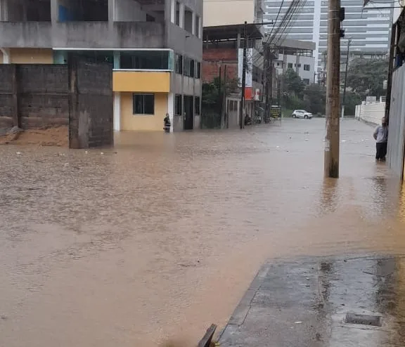 VÍDEOS | Chuva provoca alagamentos e transtornos em Cariacica