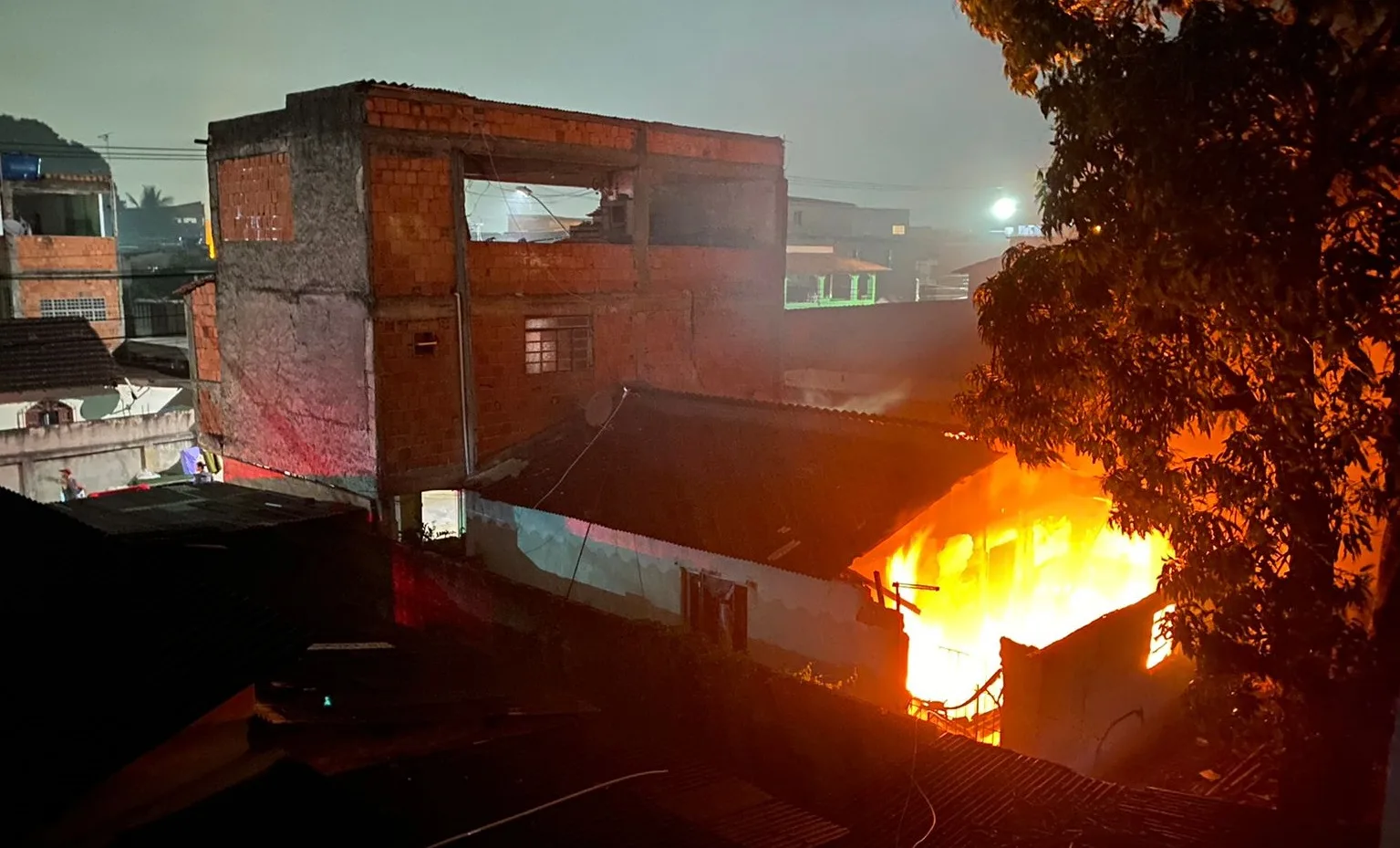 VÍDEO | Casa pega fogo na Serra e vizinhos afirmam que incêndio foi provocado por morador