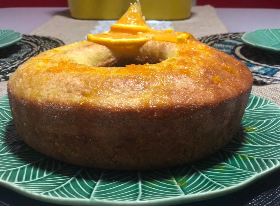 Para acompanhar o cafezinho: aprenda a preparar um bolo de laranja barato, fácil e rápido