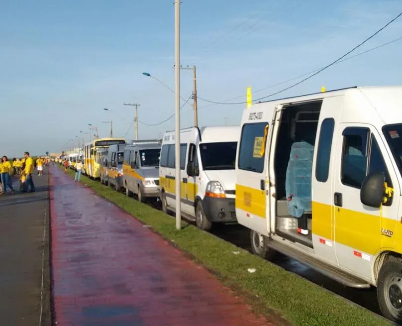 Motoristas de vans escolares fazem manifestação na GV contra uso de cadeirinhas