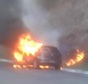 VÍDEO | Carro pega fogo no bairro Cobi de Cima em Vila Velha