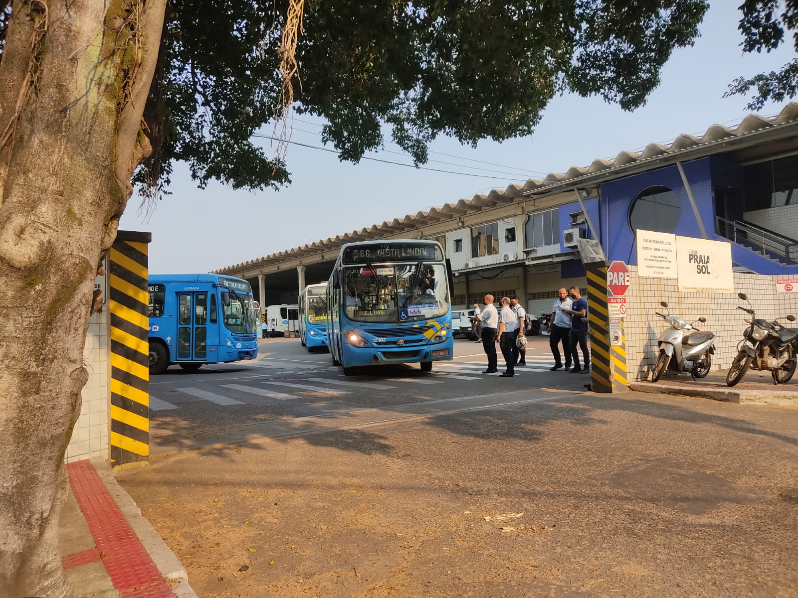 Ônibus do Transcol começam a circular após mais de três horas de garagens fechadas