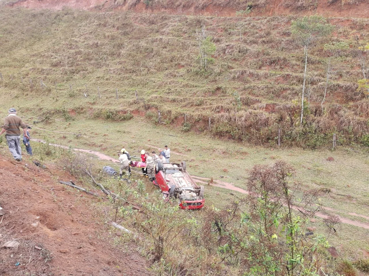 Óleo derramado na BR-482 causa sequência de acidentes no sul do estado