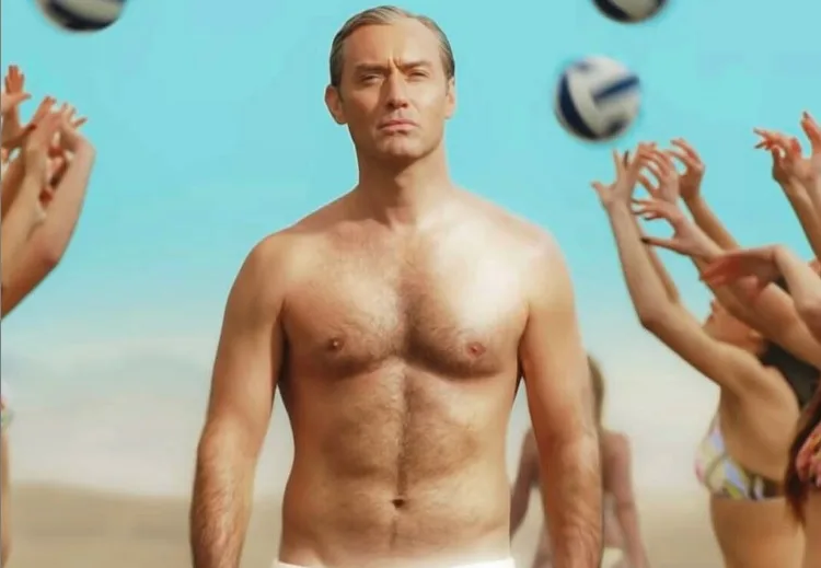 Jude Law choca web interpretando Papa de cueca na praia em trailer