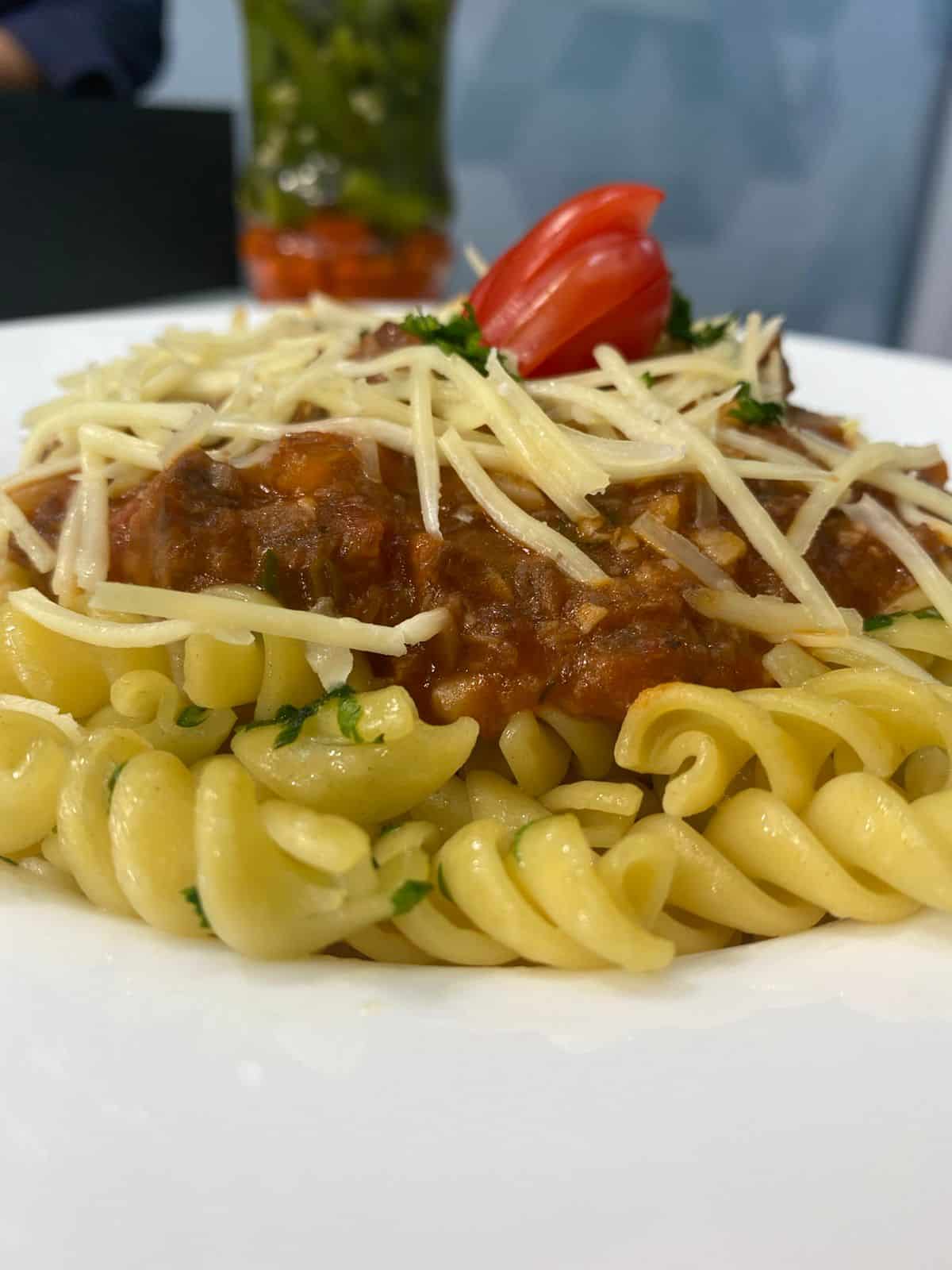 Transforme a carne assada em um irresistível molho de macarrão