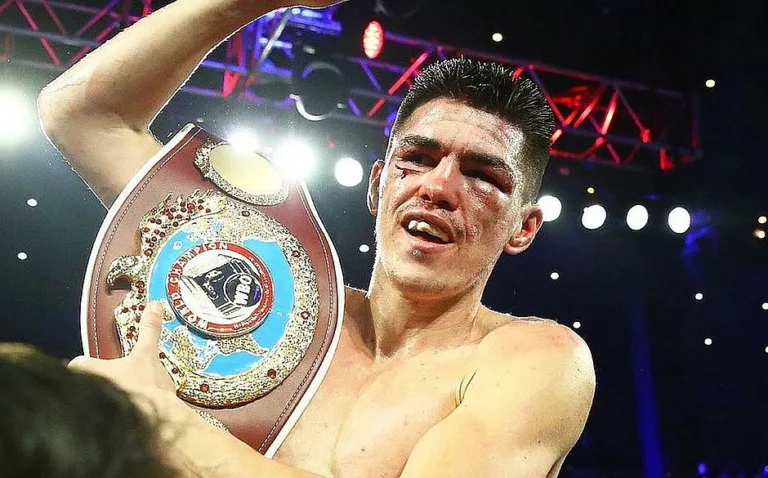Campeão mundial no boxe, Patrick Teixeira é homenageado em sua cidade natal em SC