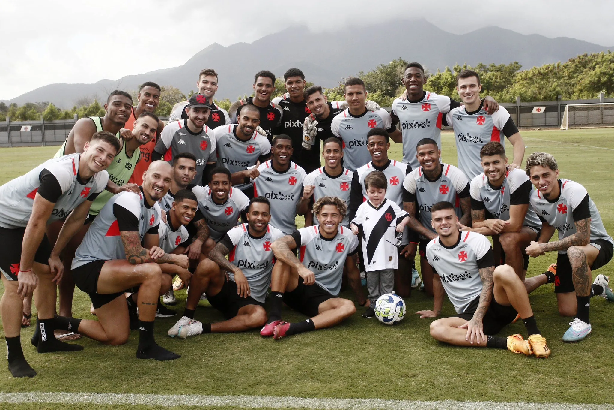 Menino Guilherme deixa coma após 16 dias e visita jogadores do Vasco no CT