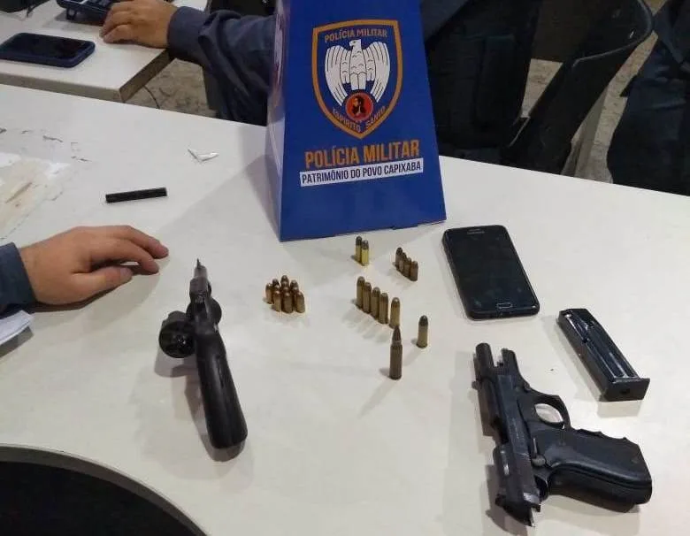 PM apreende duas armas e 16 munições dentro de bar de Vitória