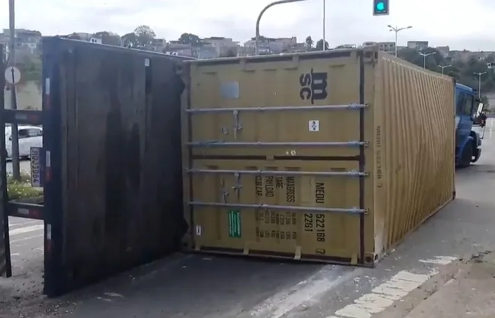 Carreta com contêiner tomba na Rodovia Leste Oeste em Cariacica