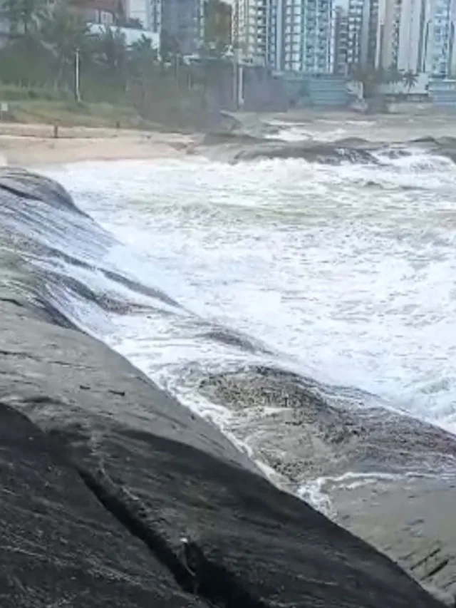 Homens desaparecem após caírem de pedra em praia de Guarapari