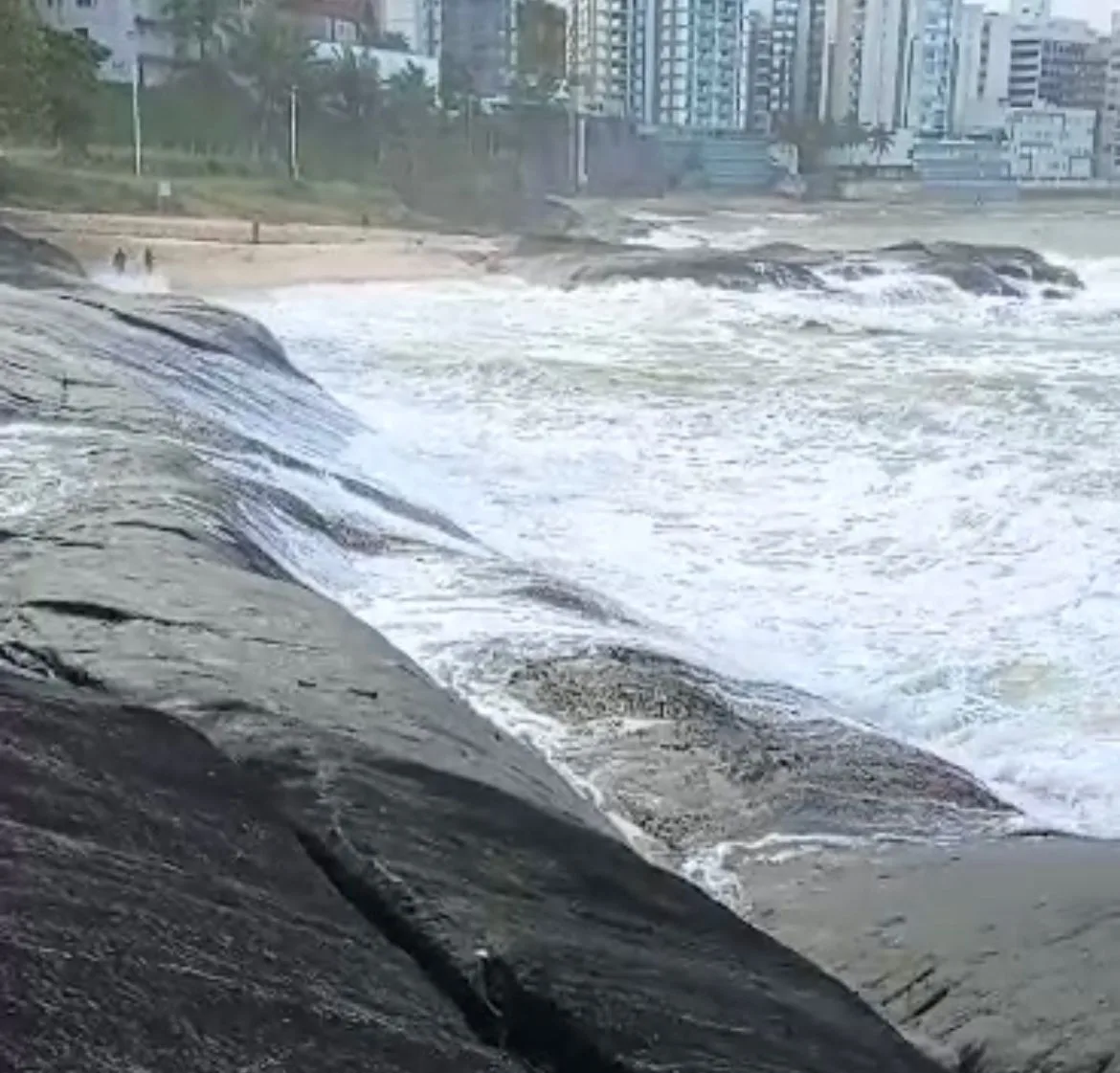 Homens desaparecidos em mar de Guarapari podem ser turistas de Minas