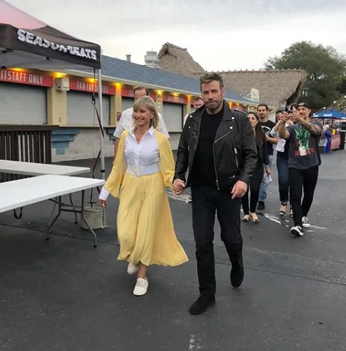 John Travolta e Olivia Newton-John se reúnem vestidos como no filme Grease