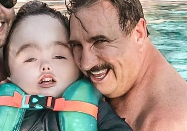 Ratinho surge em foto raríssima com neto e emociona fãs: "Te amo"