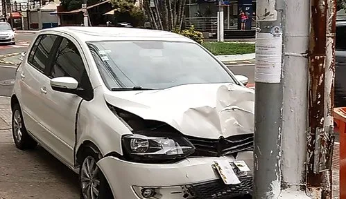 Motorista sofre acidente e acaba batendo com carro em poste na Praia do Canto