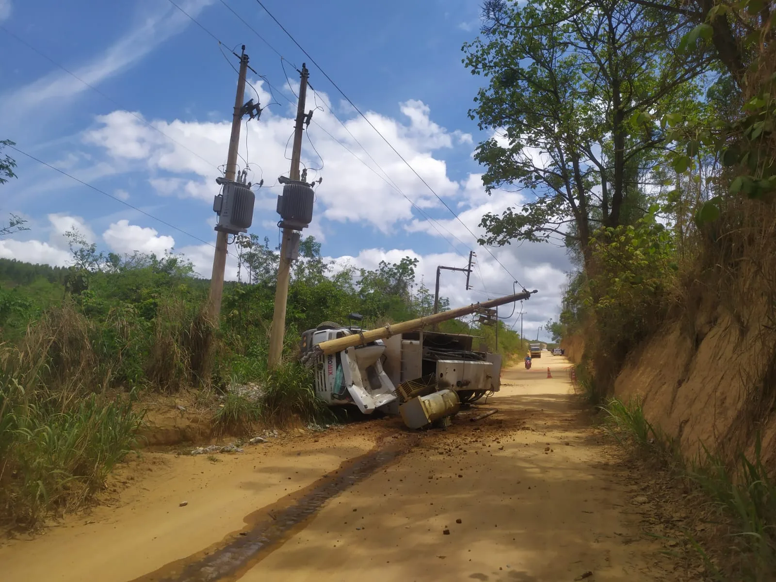 Caminhão desgovernado derruba postes e deixa feridos em Sooretama