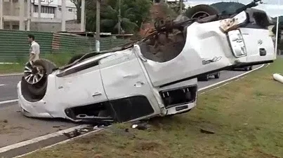 Caminhonete fica tombada após motorista perder controle da direção na BR-262