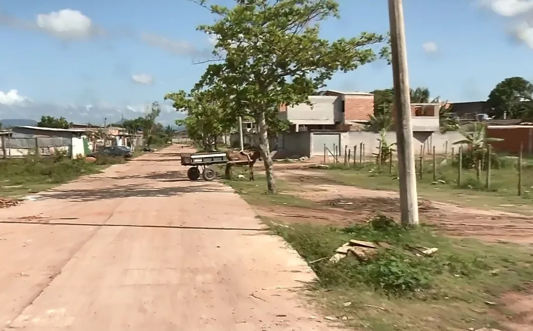 Adolescente é atingida por dois tiros, afirma que foi vítima de bala perdida, mas polícia desconfia da versão