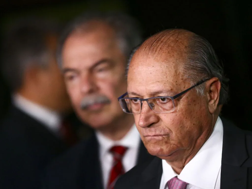 O vice-presidente eleito, Geraldo Alckmin, durante entrevista coletiva após reunião com o relator-geral do Orçamento 2023, senador Marcelo Castro, e equipe de transição.