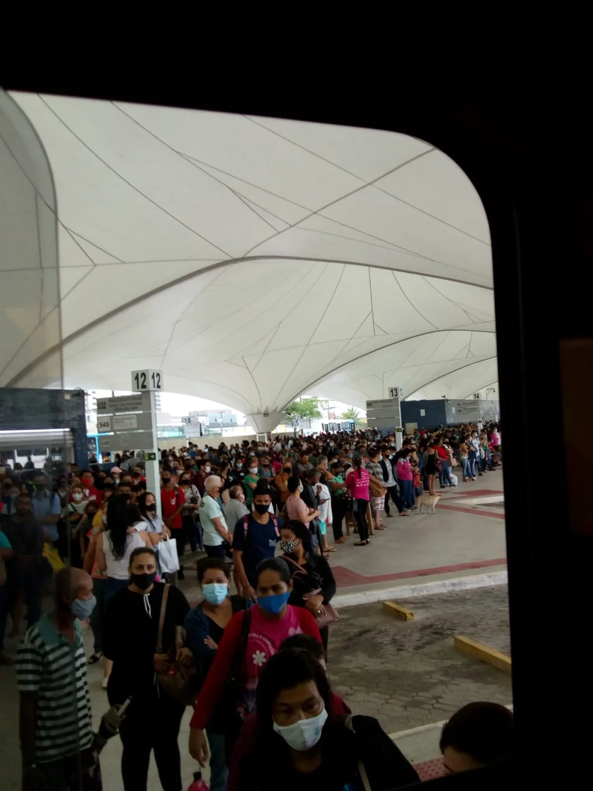 Chuva na Grande Vitória provoca atrasos nos horários de ônibus e filas em terminais do Transcol