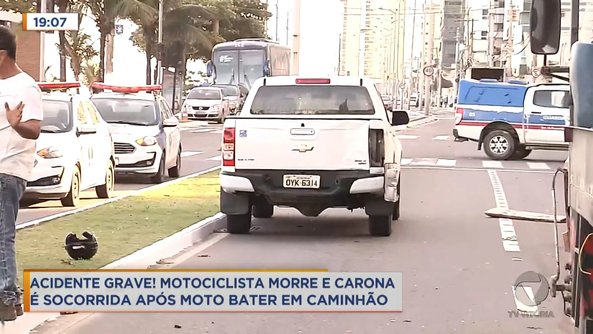 Acidente grave! Motociclista morre e carona é socorrida após moto bater em caminhão