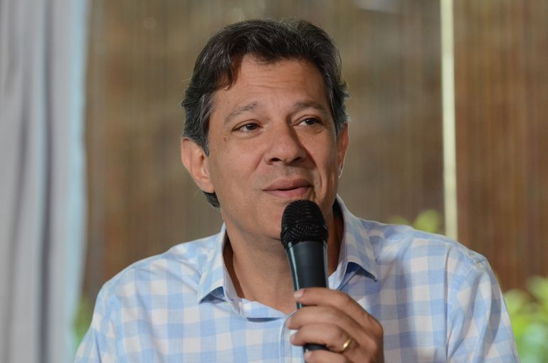 O candidato a presidência da República, Fernando Haddad fala com a imprensa após reunião com a chefe da missão de observação eleitoral da OEA, Laura Chinchilla, no hotel Matsubara.