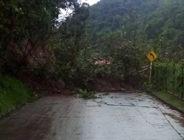 Deslizamento de terra interdita estradas rurais no Sul do ES