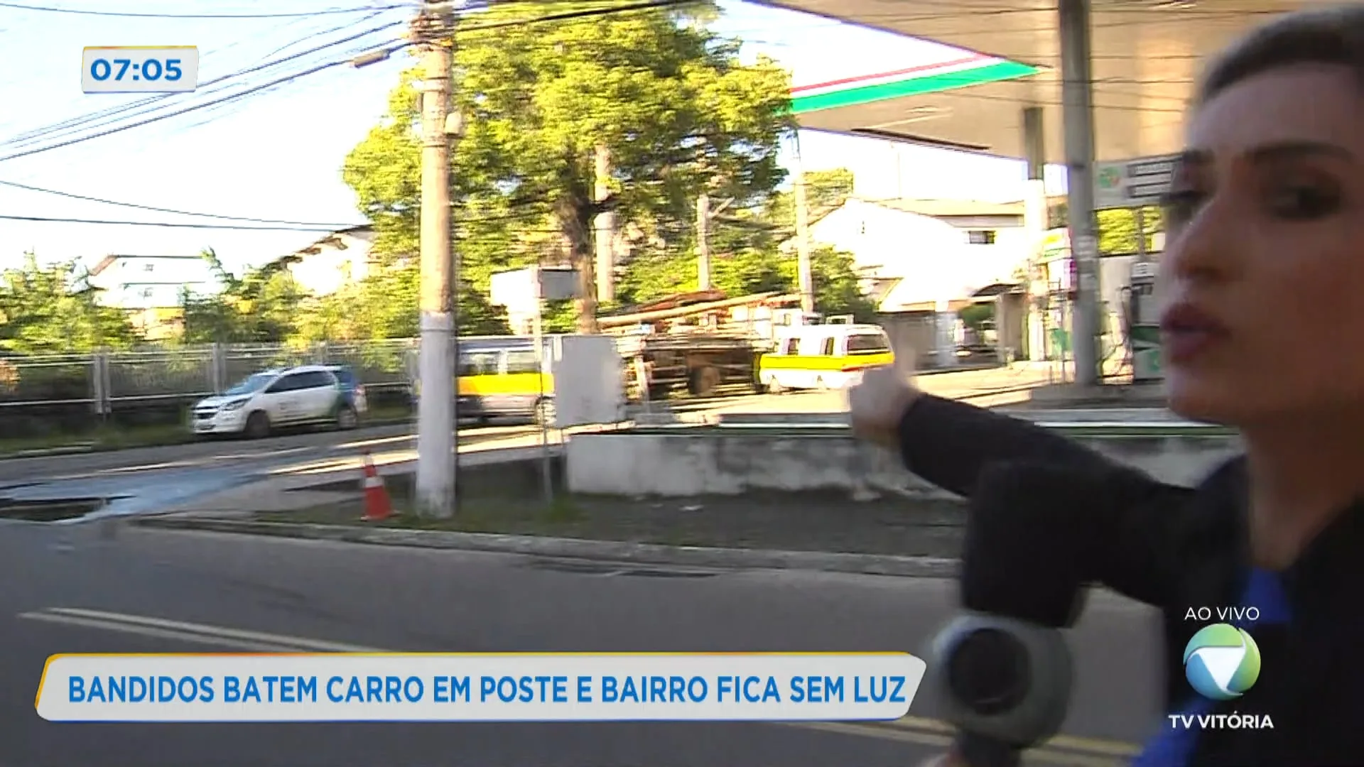 Ladrões de carro batem em poste e deixam bairro sem energia