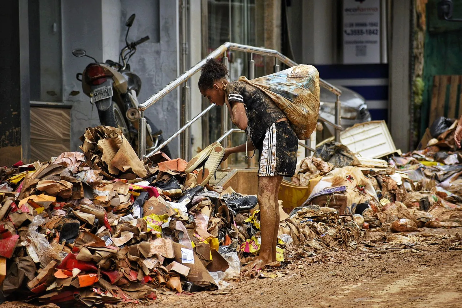 Mar de lama tem remédios, documentos e roupas de moradores atingidos pelas chuvas