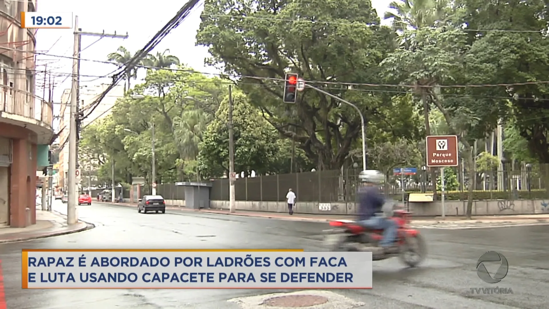 Rapaz é abordado por ladrões com faca e luta usando capacete para se defender