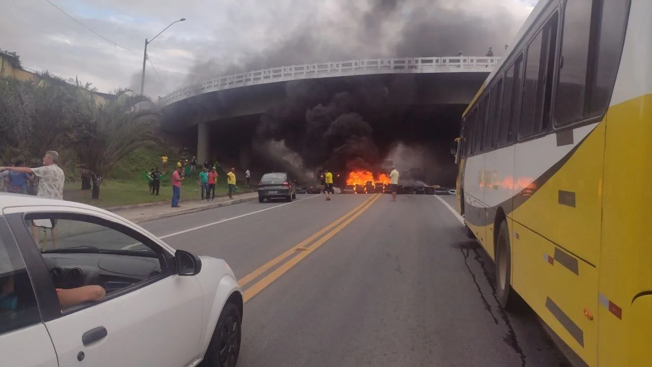 VÍDEO | Protesto de caminhoneiros em São Mateus é encerrado por moradores: "Aqui é favela"